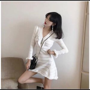 Women’s white dress V-neck long-sleeves